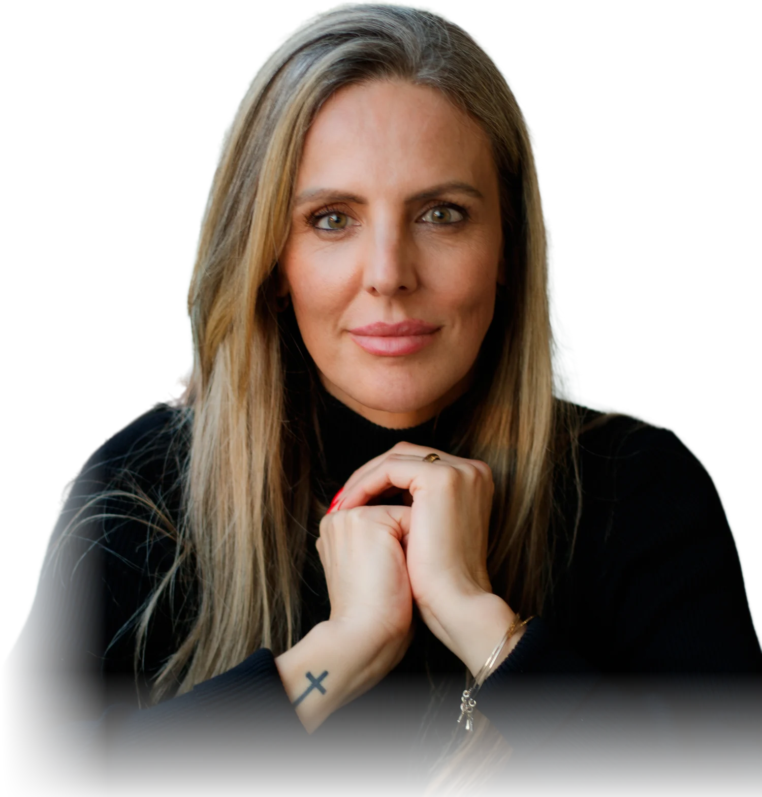 Lisiane Cattani, psicóloga, de blusa preta, olhando para a câmera