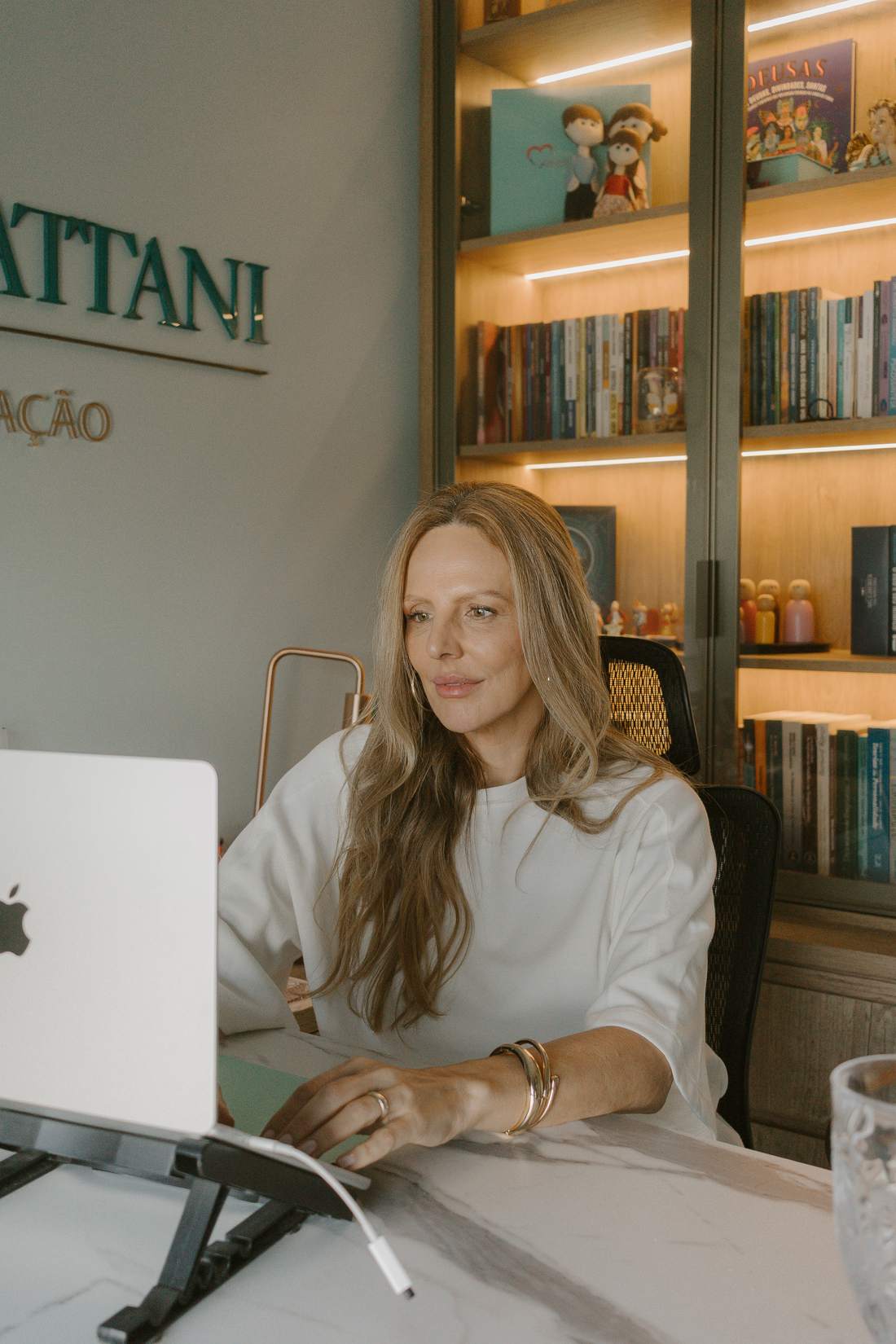 Lisiane em seu espaço de trabalho
